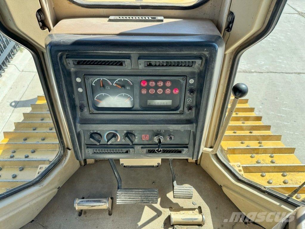 CAT D5M XL Buldozere pe senile