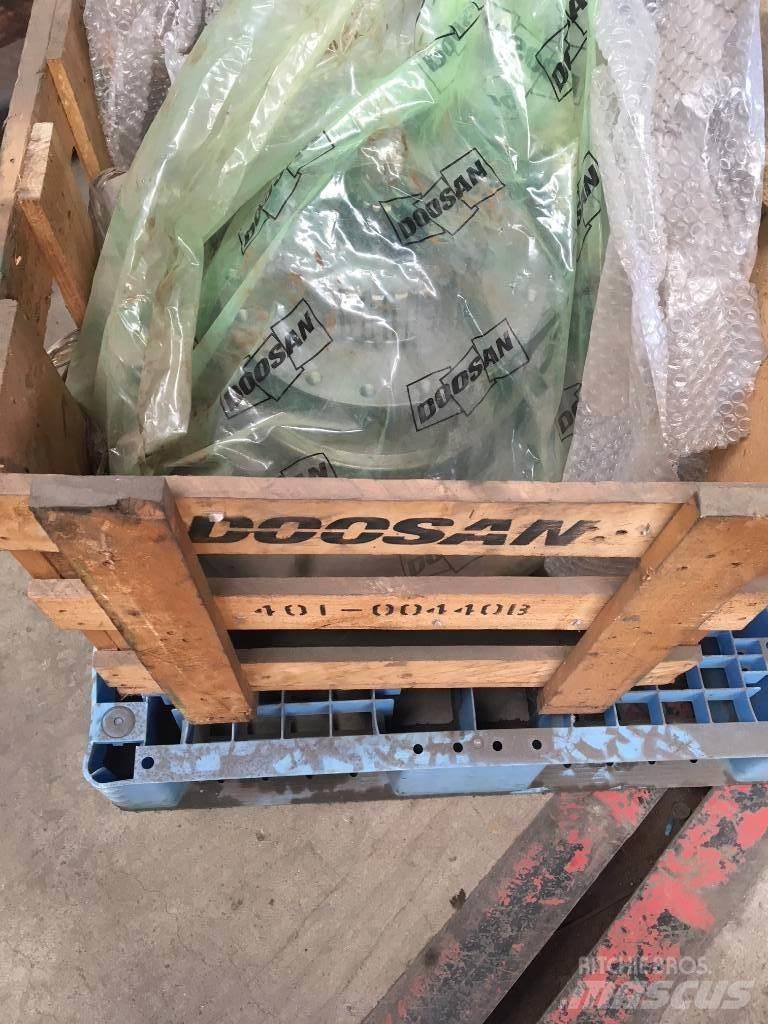 Doosan DX 300 Excavatoare pe șenile
