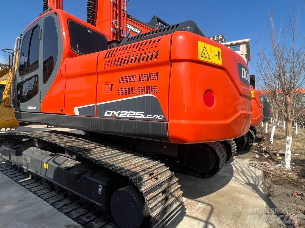 Doosan DX 225 Excavatoare pe șenile
