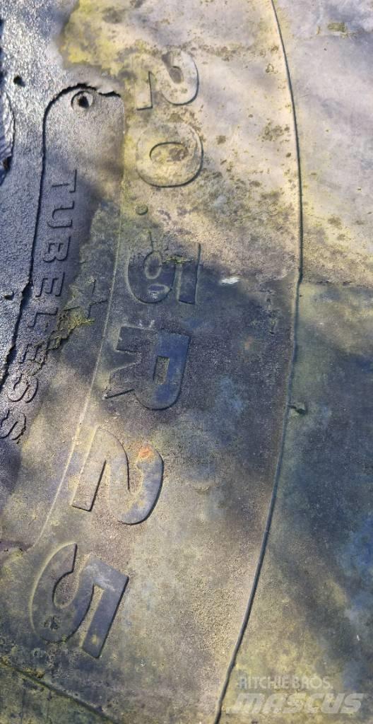  Dæk og fælg Case 721 Incarcator pe pneuri