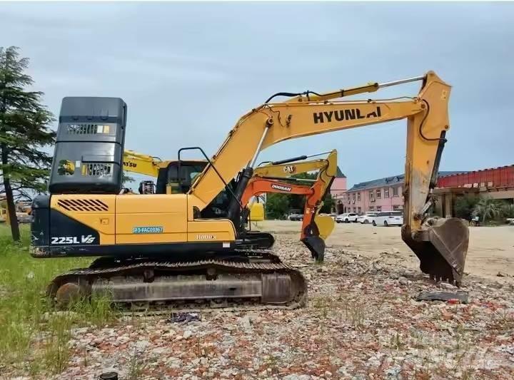Hyundai 225LVS Excavatoare pe șenile
