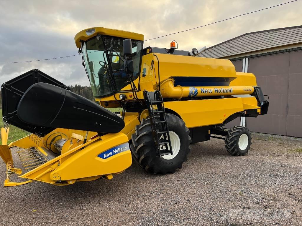 New Holland TC 5050 Combine de secerat