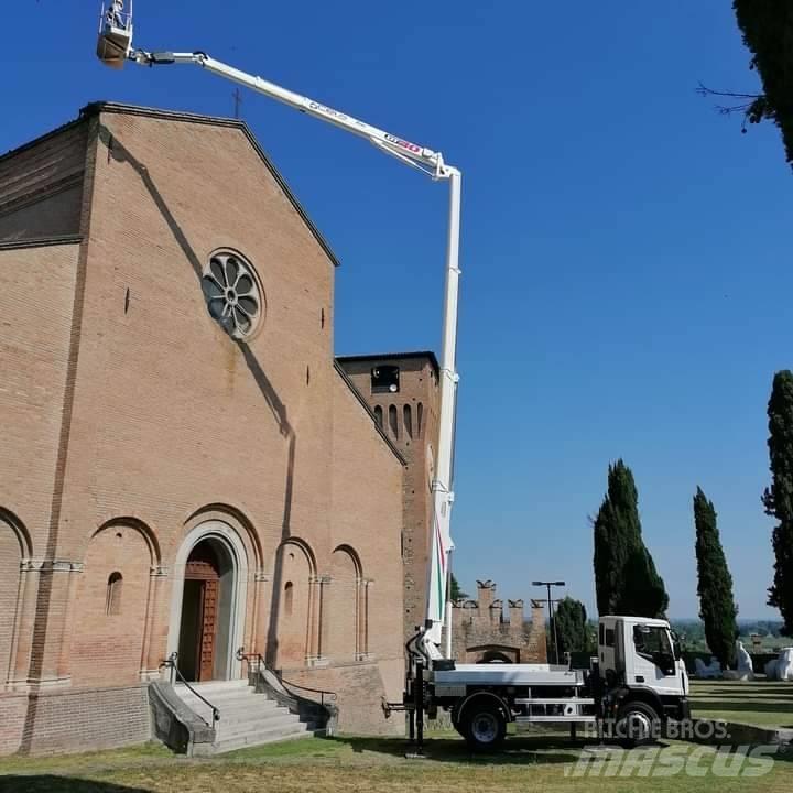 Cela DT 30 Platforme aeriene montate pe camion