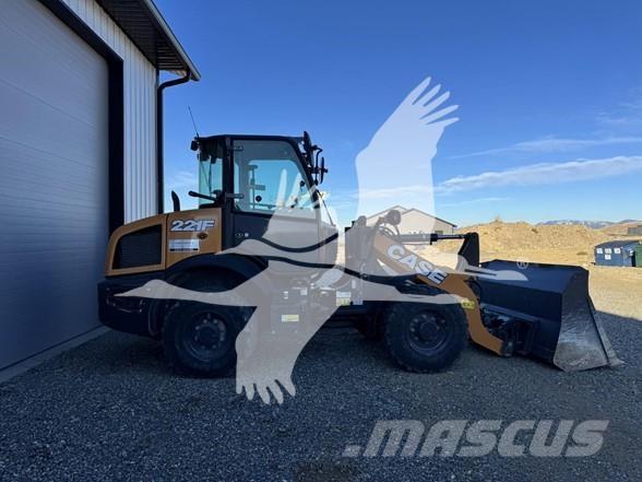 CASE 221F Incarcator pe pneuri