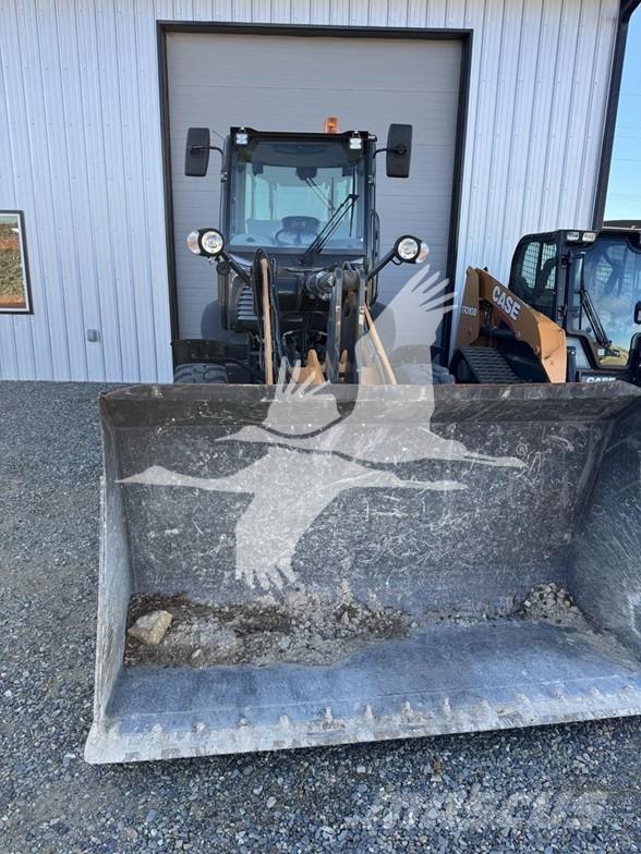 CASE 221F Incarcator pe pneuri