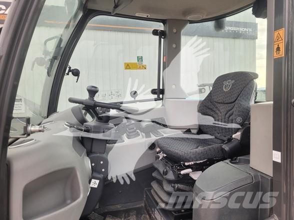 CASE 221F Incarcator pe pneuri