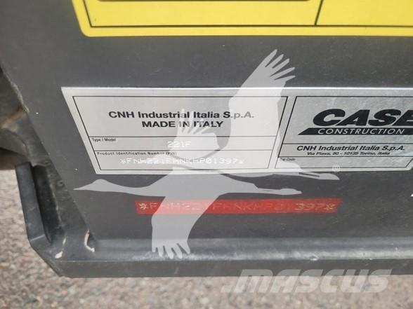 CASE 221F Incarcator pe pneuri