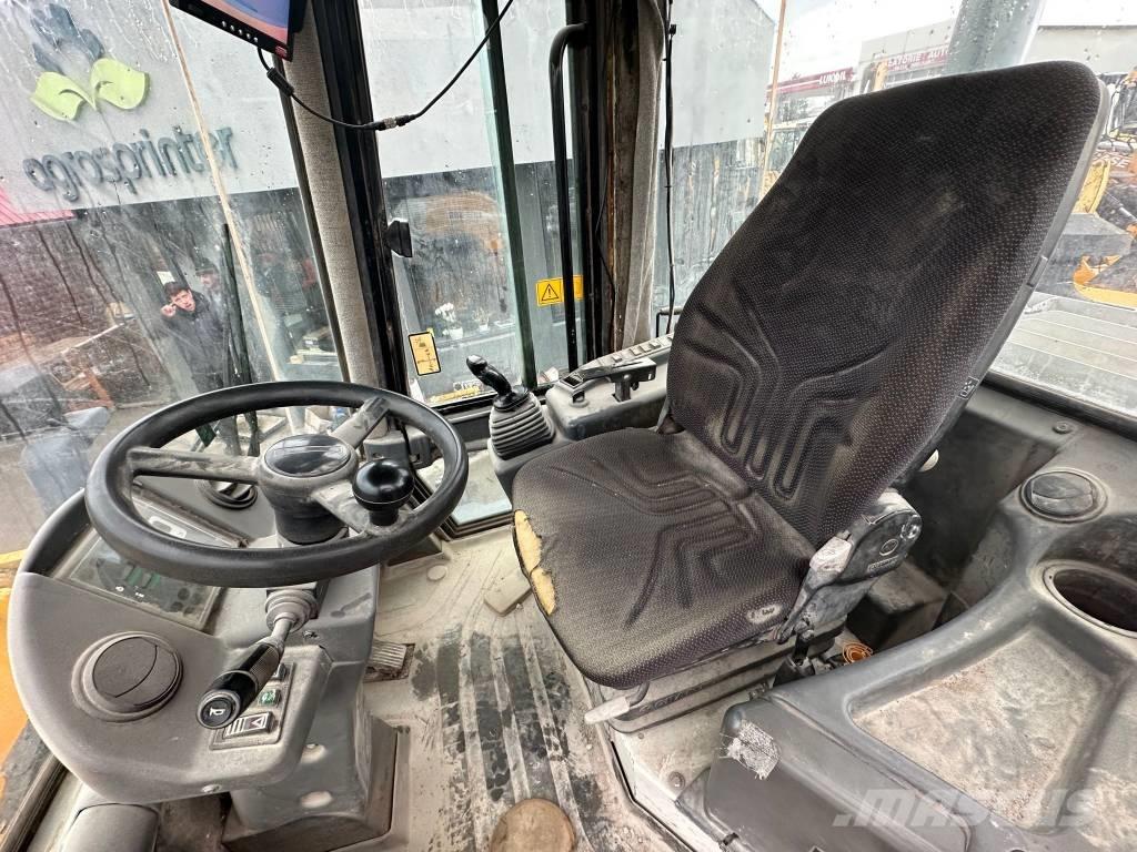 Liebherr L 524 Incarcator pe pneuri