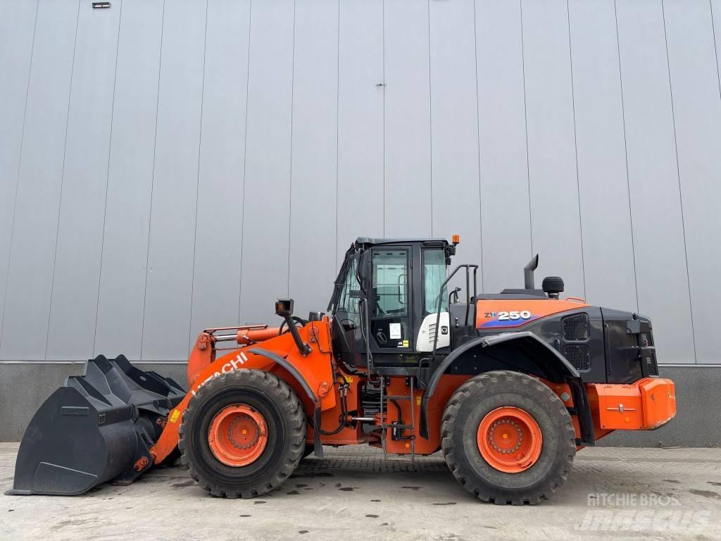 Hitachi ZW 250-6 Incarcator pe pneuri