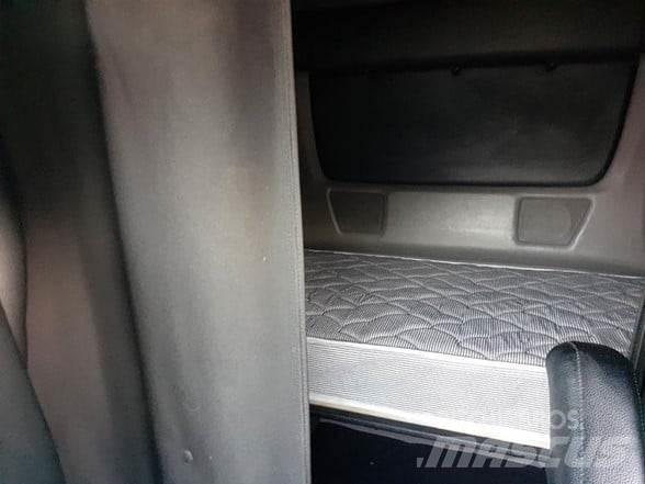International LT Autotractoare