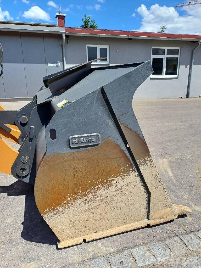 CASE 821 G Incarcator pe pneuri