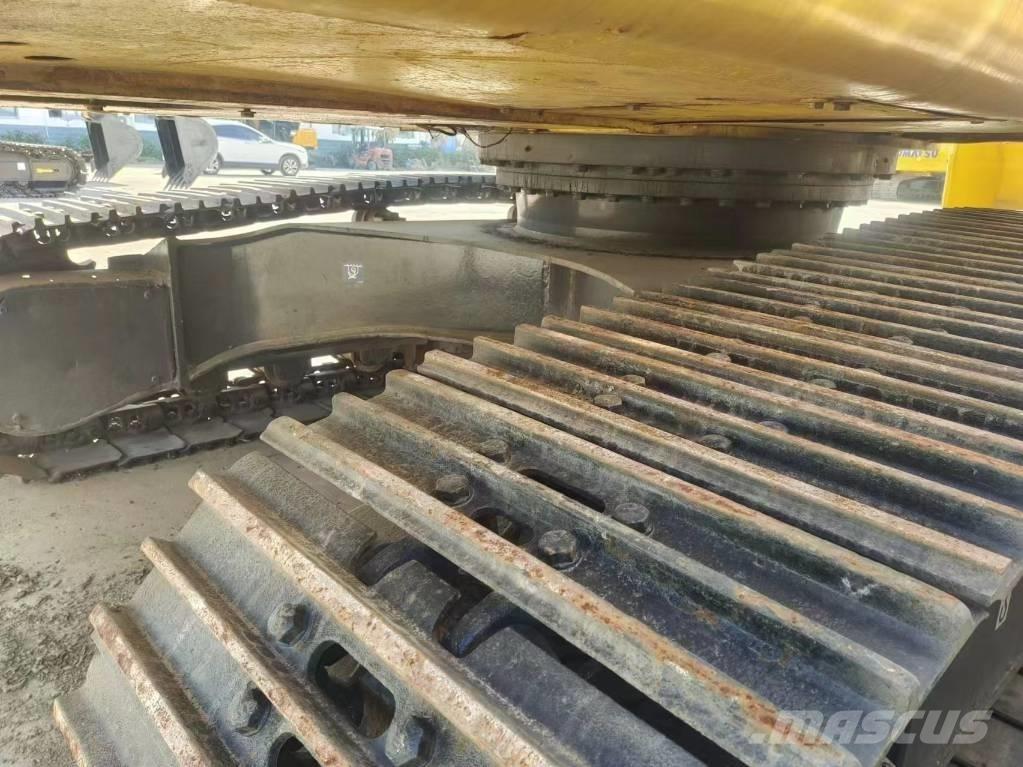 Komatsu PC 220 Excavatoare pe șenile
