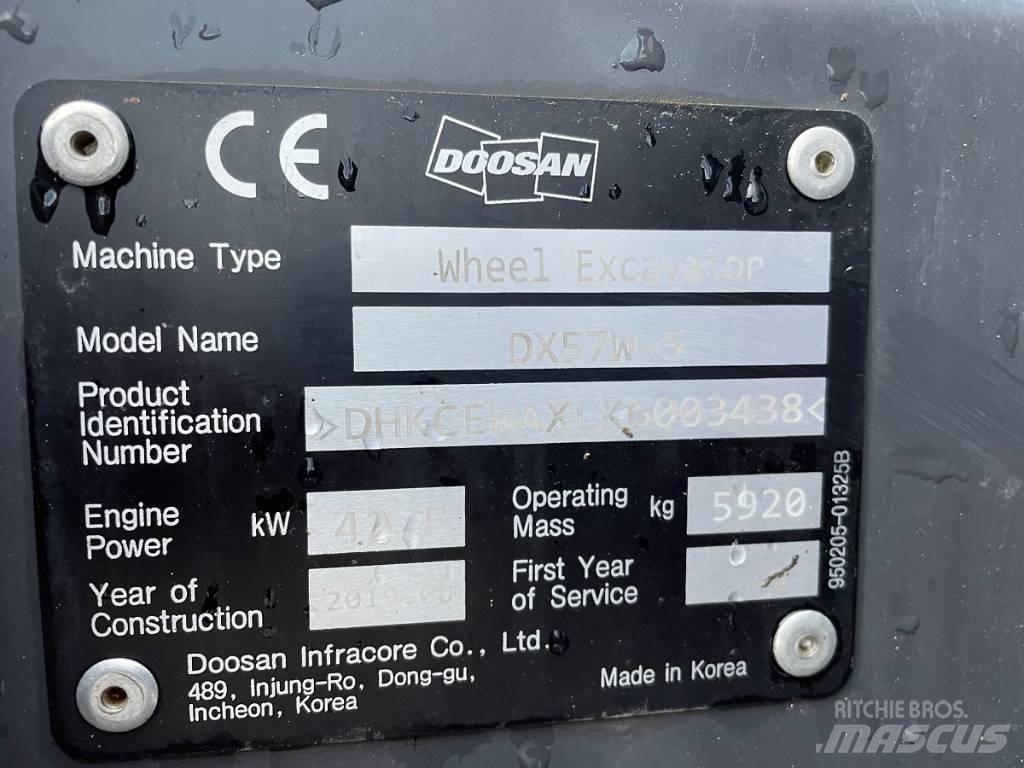 Doosan DX 57 W-5 Excavatoare cu roti