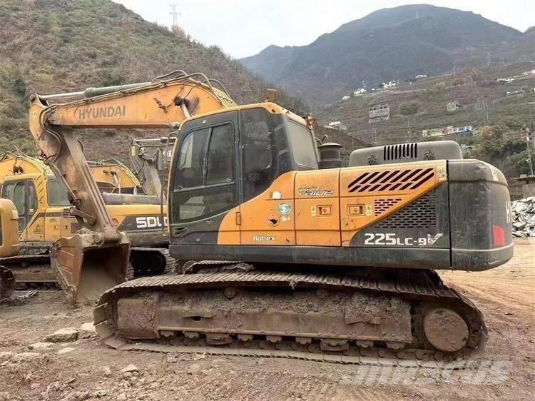 Hyundai R215VS Excavatoare cu roti