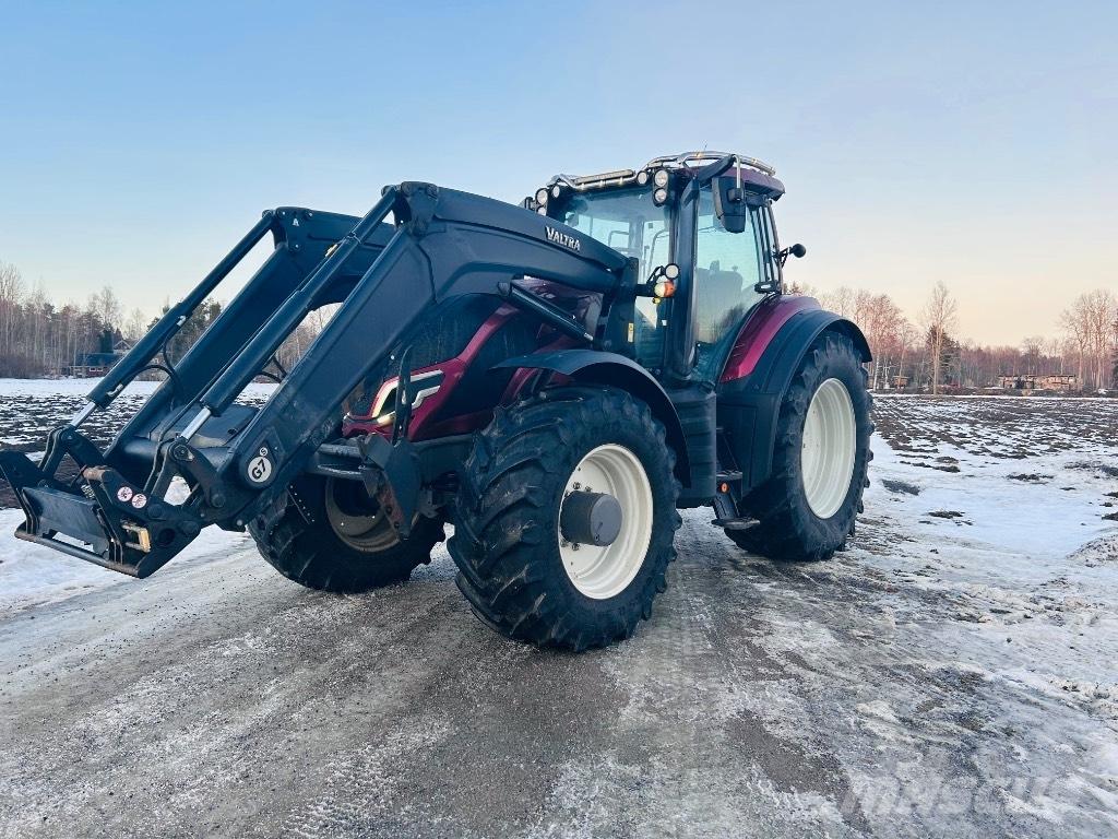 Valtra T 215 Active Tractoare