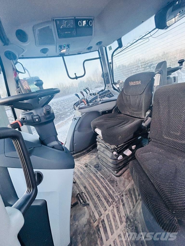 Valtra T 215 Active Tractoare