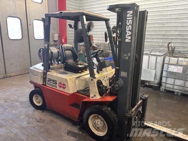 Nissan UJ02 A 25 U Stivuitor GPL