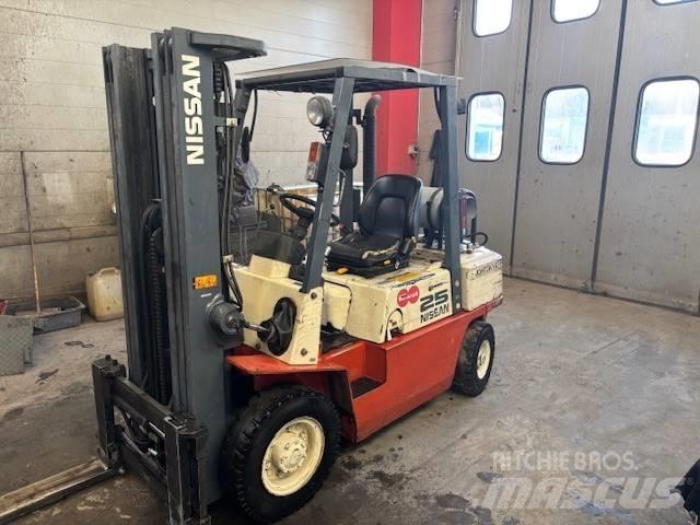 Nissan UJ02 A 25 U Stivuitor GPL