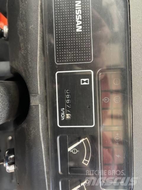 Nissan UJ02 A 25 U Stivuitor GPL