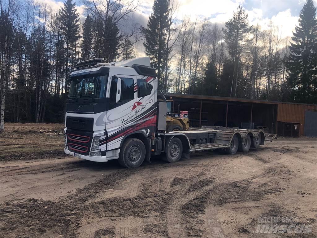 Volvo FH13 Forest machine transport trucks