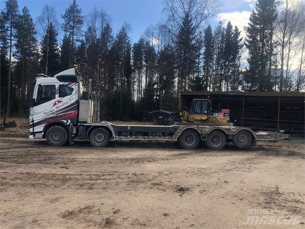 Volvo FH13 Forest machine transport trucks