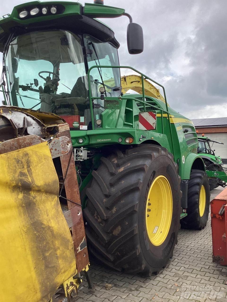 John Deere 8300 Forajere cu autopropulsare
