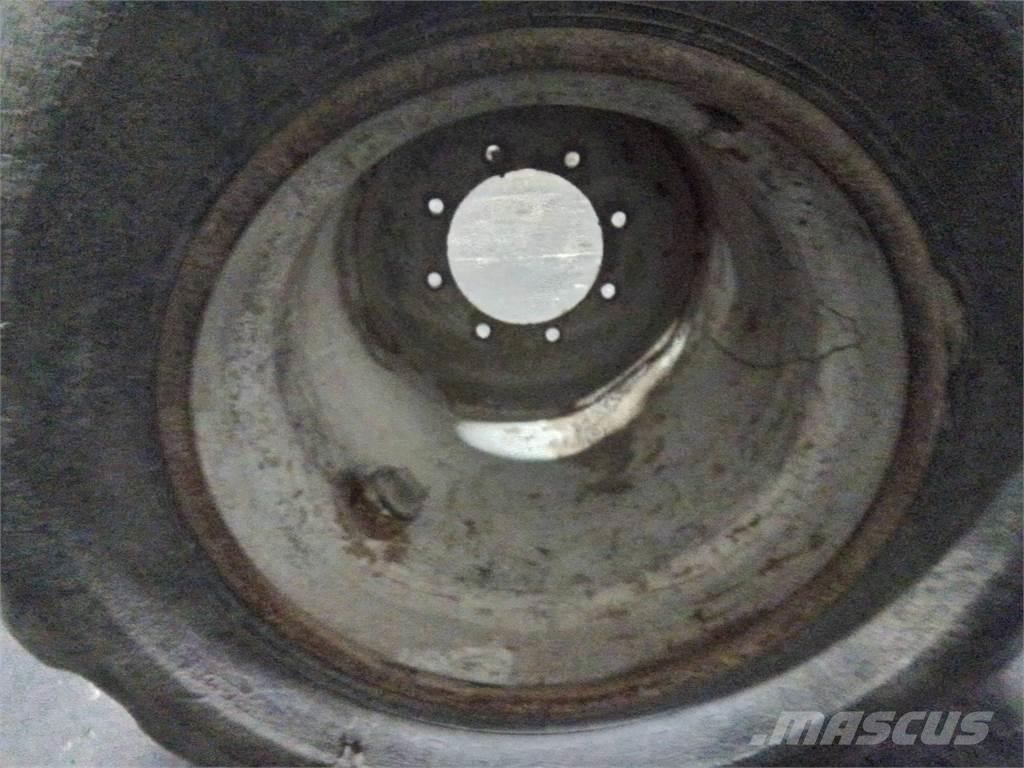 Valmet 820 24x22,5 Anvelope, roti si jante