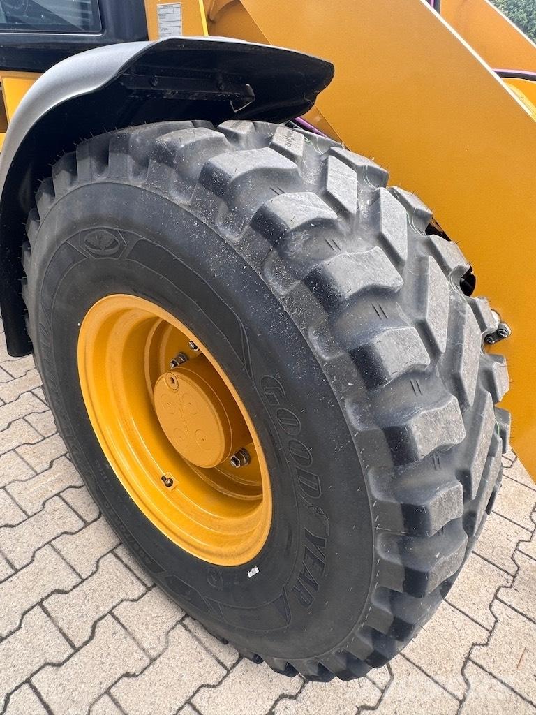 CAT 908 Incarcator pe pneuri