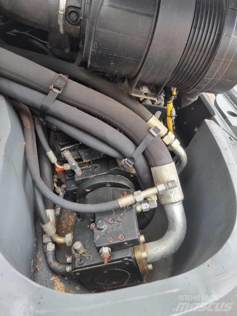 Liebherr L 526 Incarcator pe pneuri