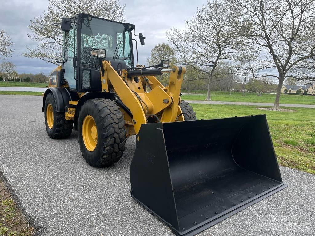 CAT 908M Incarcator pe pneuri