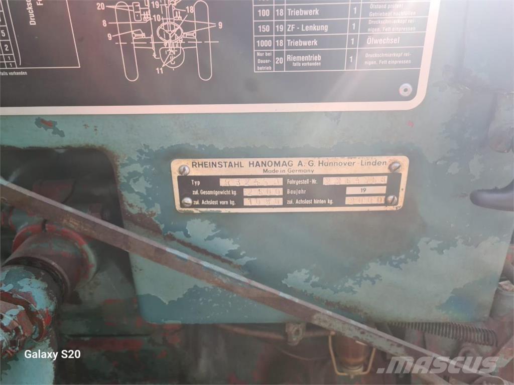 Hanomag R 324 SA Tractoare