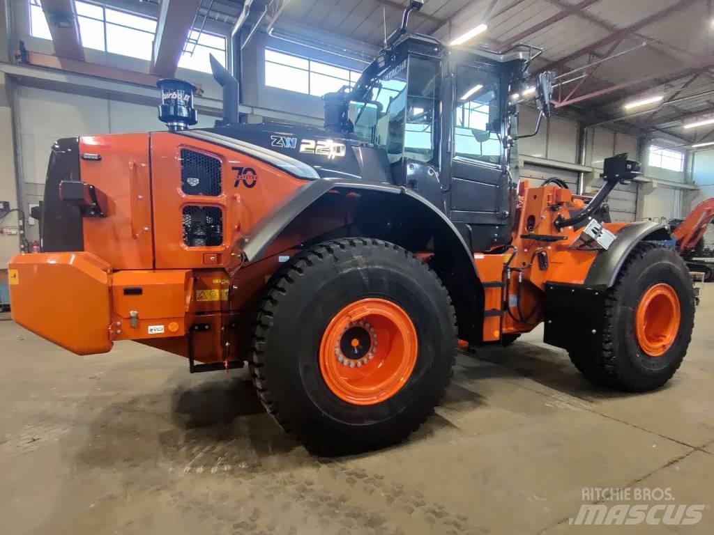 Hitachi ZW220-7 Incarcator pe pneuri