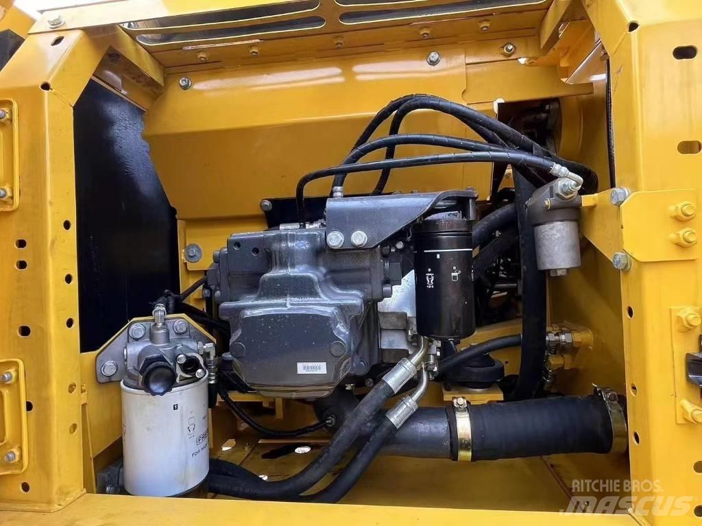 Komatsu pc220 Excavatoare pe șenile

