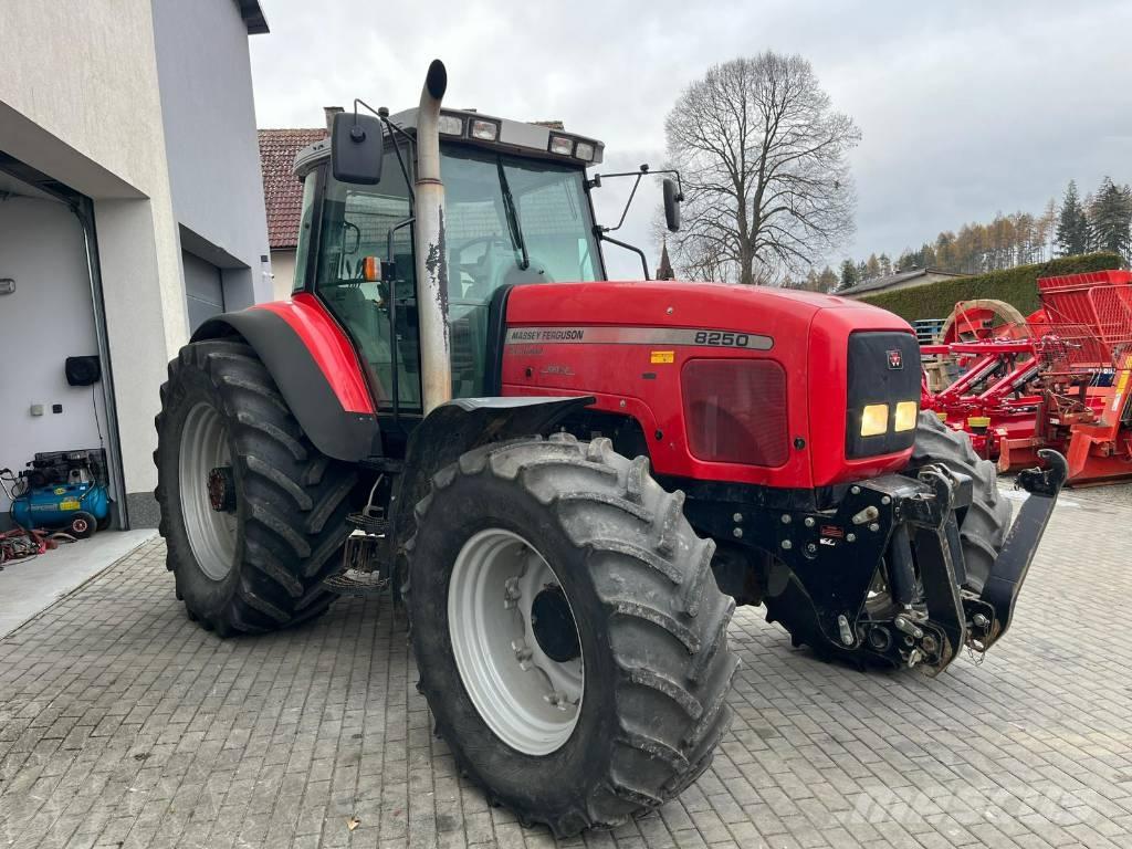 Massey Ferguson 8250 Tractoare