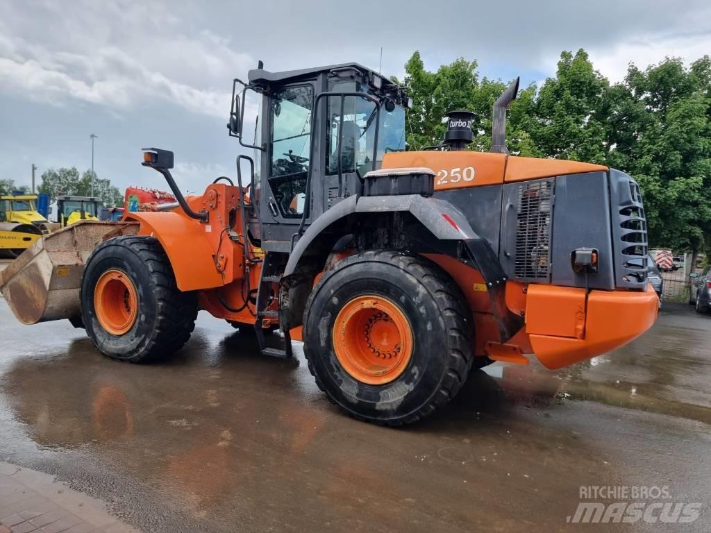 Hitachi ZW 250 Incarcator pe pneuri