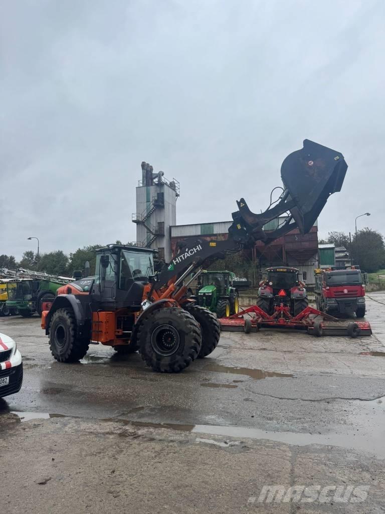 Hitachi ZW220 Incarcator pe pneuri