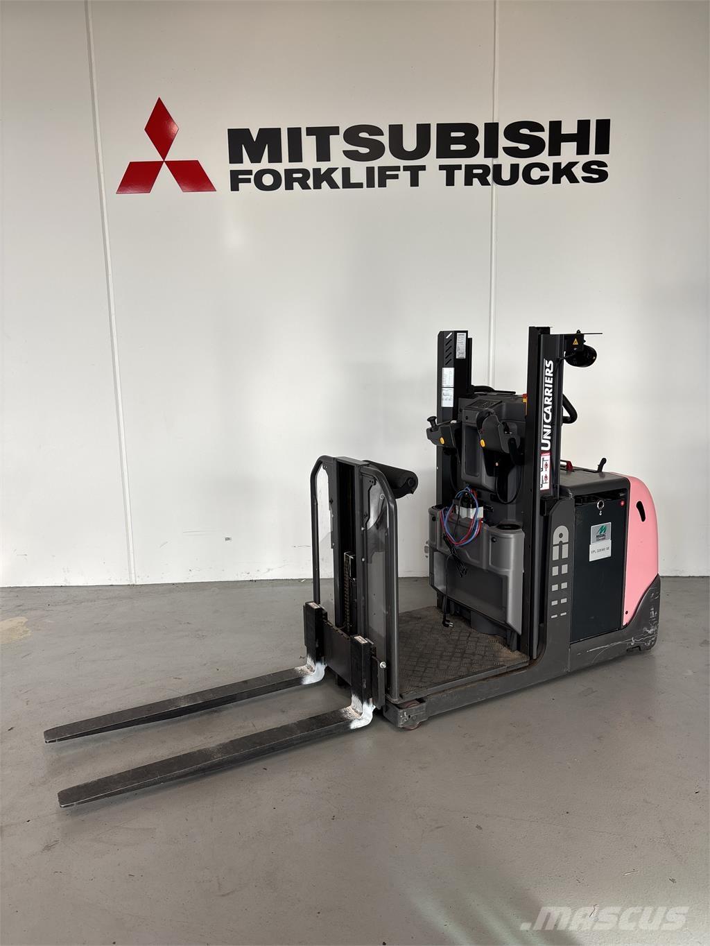 UniCarriers EPL100 Stivuitoare de micã inaltime pentu logistica