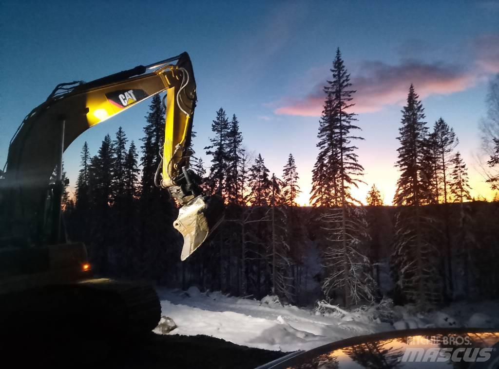 CAT 320 Excavatoare pe șenile
