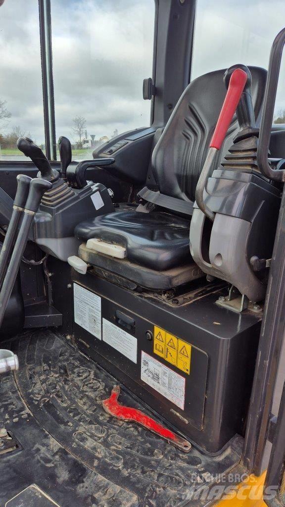 Kato HD 30V4 Buldoexcavatoare
