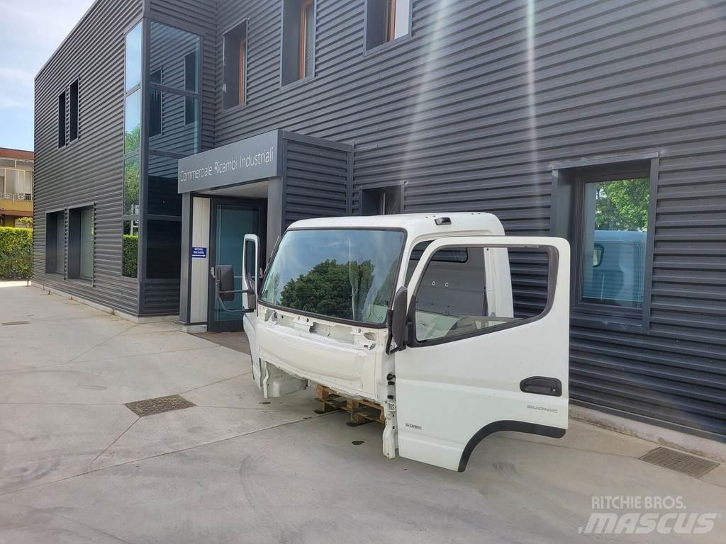 Mitsubishi Fuso "C" Cabine si interior