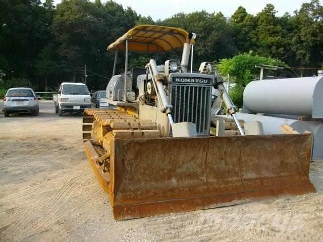 Komatsu D 40 P Buldozere pe senile