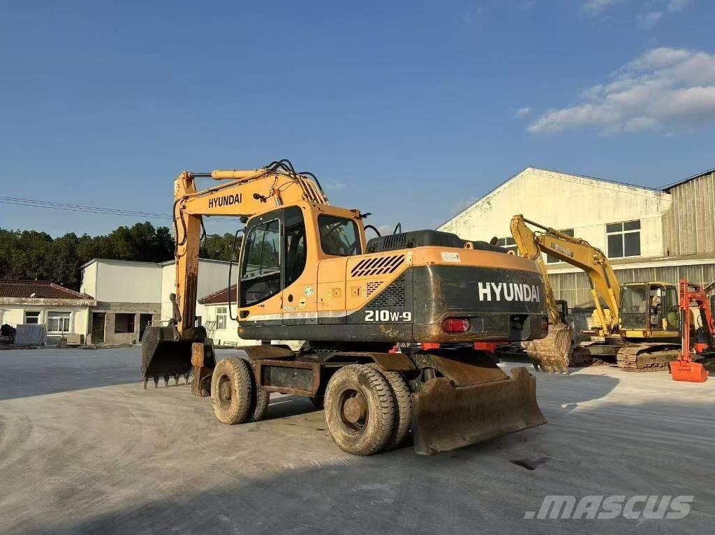 Hyundai 210W-9 Excavatoare cu roti