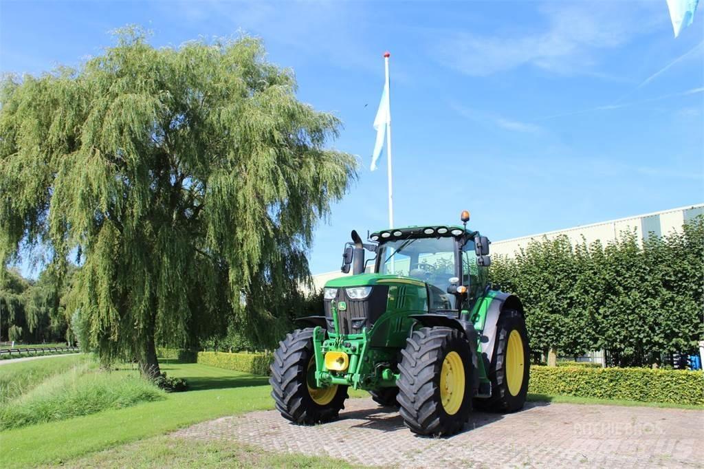 John Deere 6215R Tractoare