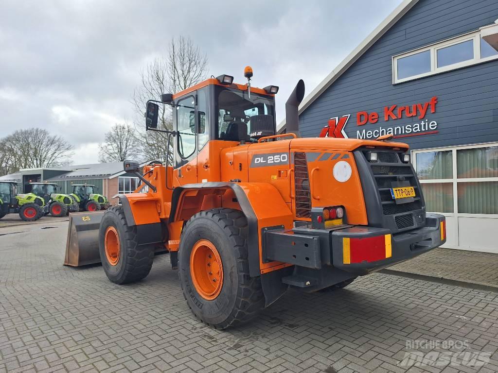 Doosan DL250 Incarcator pe pneuri