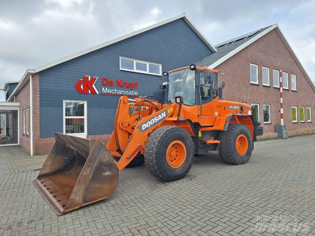 Doosan DL250 Incarcator pe pneuri
