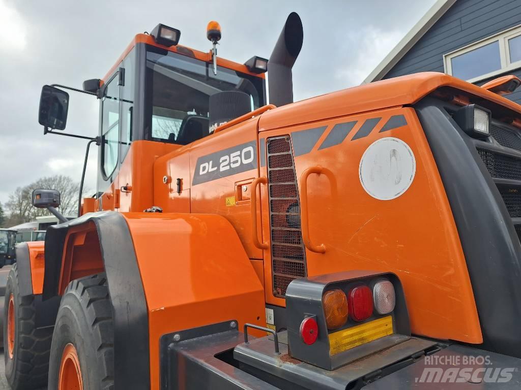 Doosan DL250 Incarcator pe pneuri