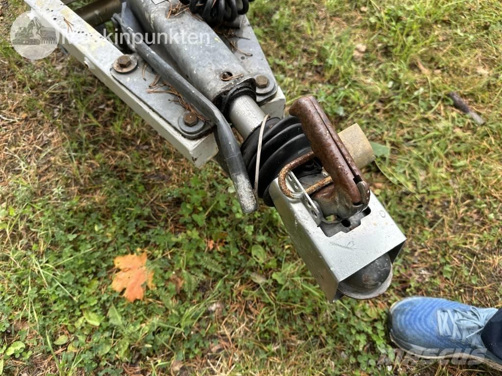 Dino 180 T Platforme aeriene montate pe remorca