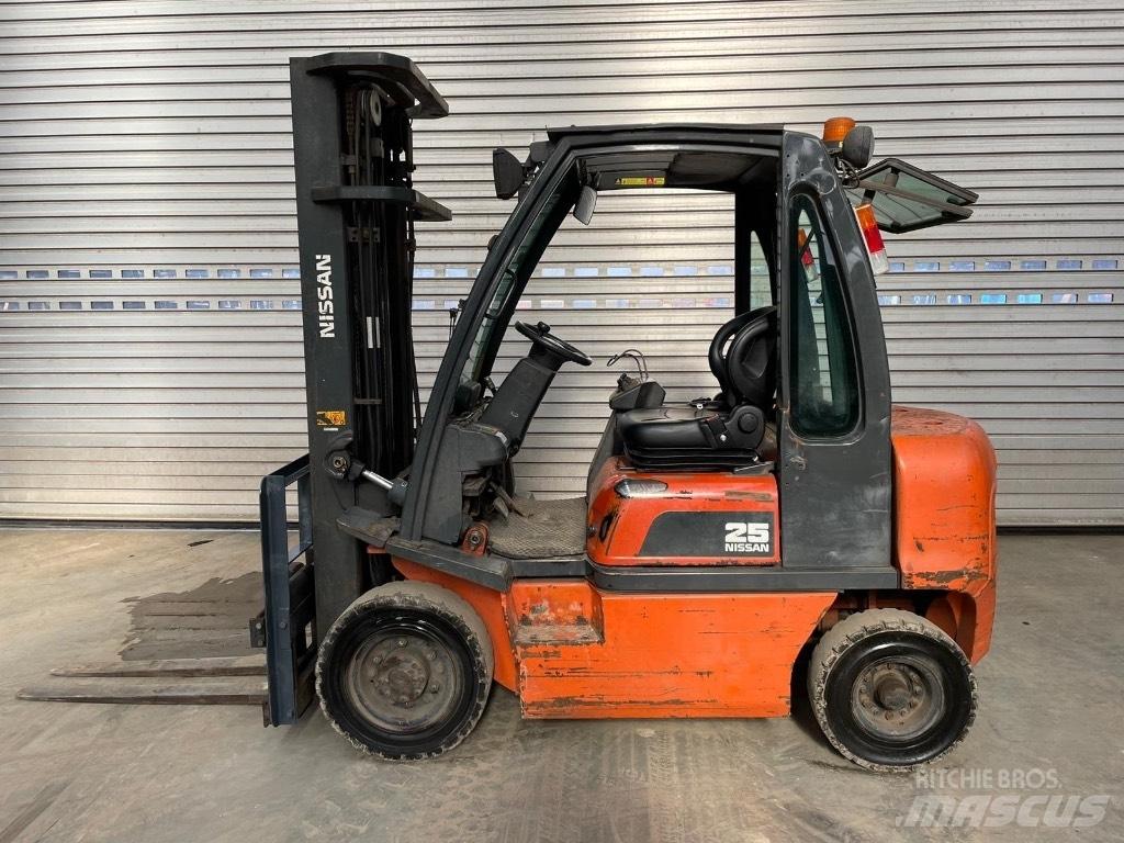Nissan 25 Stivuitor diesel