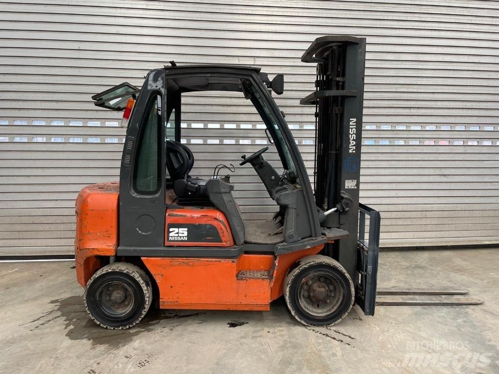 Nissan 25 Stivuitor diesel