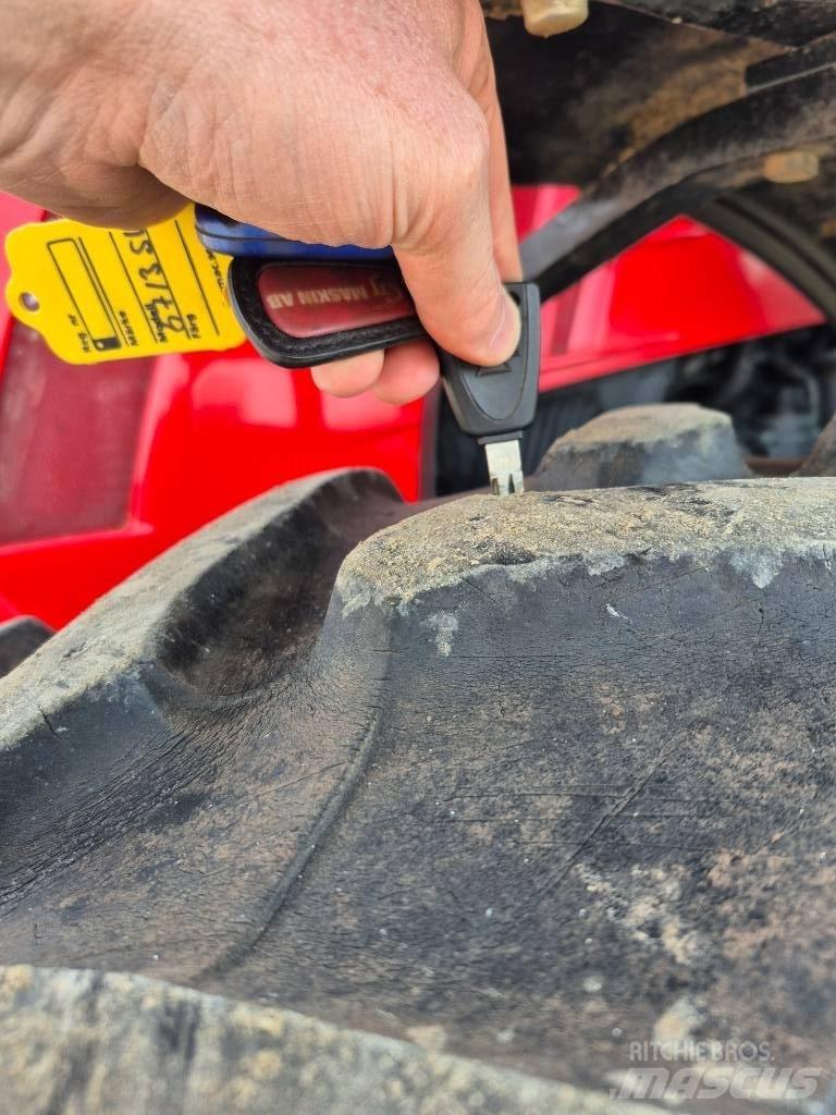 Massey Ferguson 5713 Tractoare